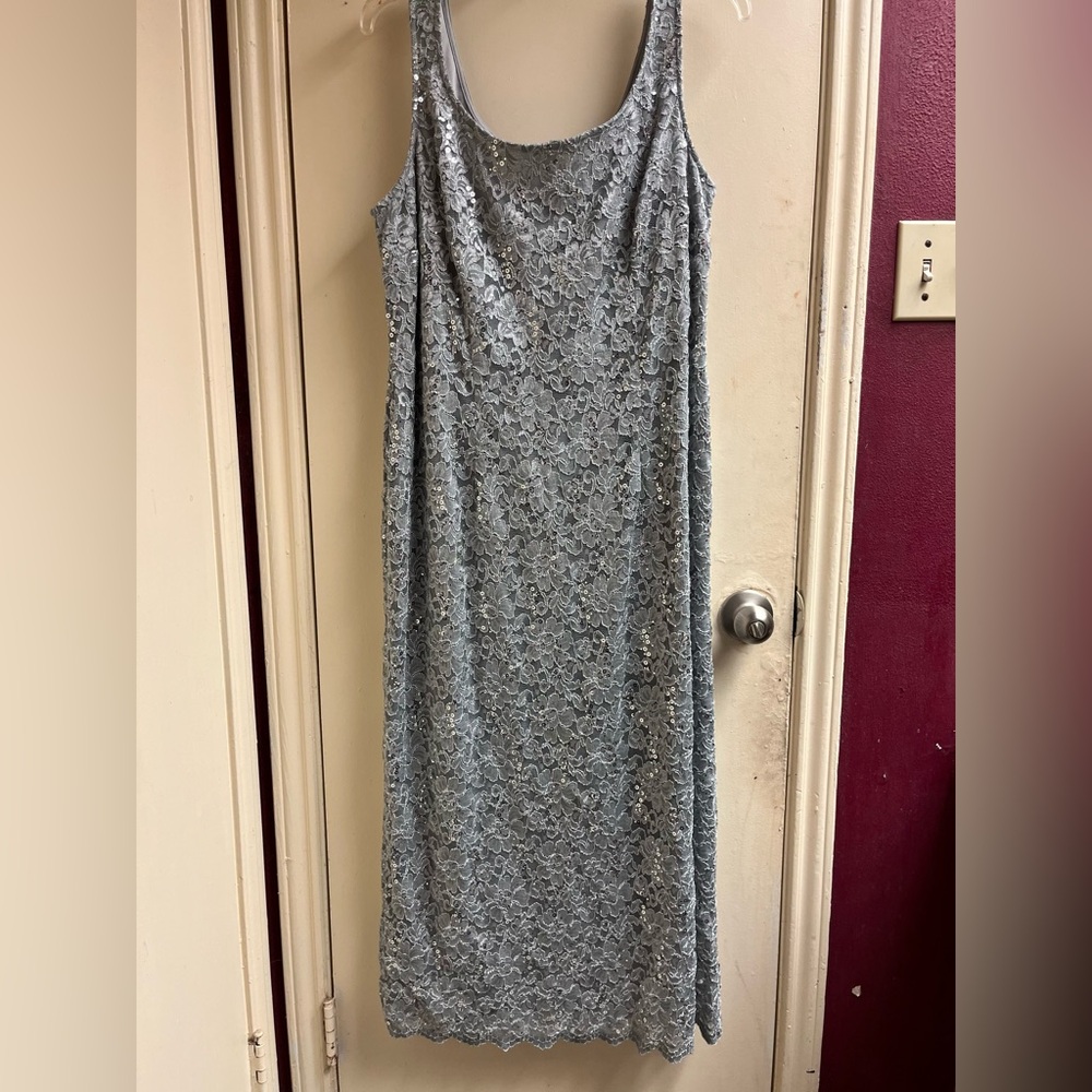 Elegant Lace Sleeveless Dress in Gray